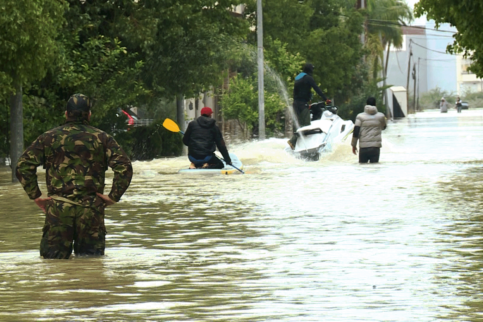 فيضانات القصر الكبير تجبر الآلاف على إخلاء مساكنهم