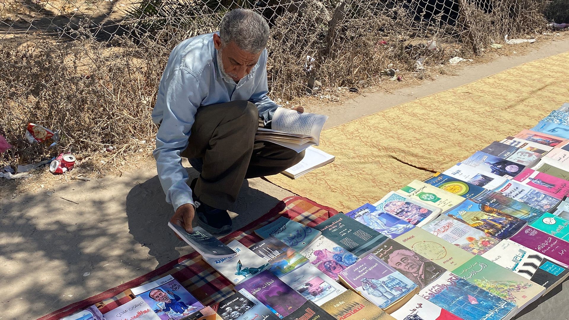 من تحت الأنقاض إلى خيمة الكتب: فلسطيني ينقذ 100 ألف كتاب من الحرب في غزة