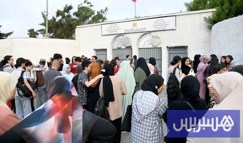الانتظار أمام مراكز البكالوريا: ضغط نفسي يستنزف التلاميذ