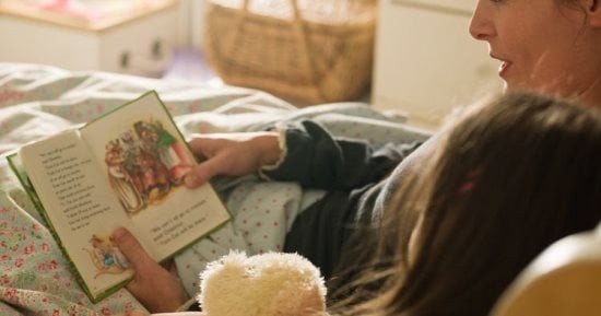 تراجع طقس قراءة قصص ما قبل النوم: لماذا يتخلى الآباء عن القراءة لأطفالهم؟